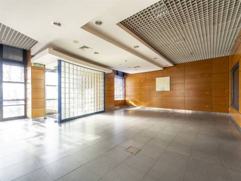 Olivais, 2 Lojas interligadas ideal para converter em habitacional