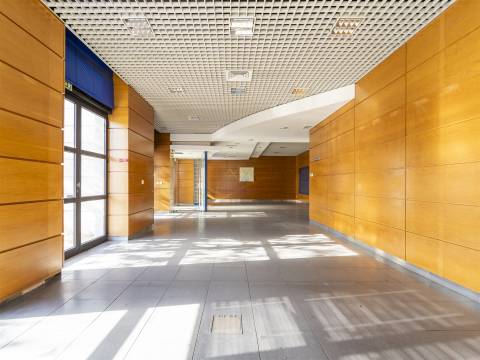 Olivais, 2 Lojas interligadas ideal para converter em habitacional