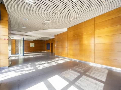 Olivais, 2 Lojas interligadas ideal para converter em habitacional