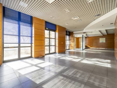 Olivais, 2 Lojas interligadas ideal para converter em habitacional