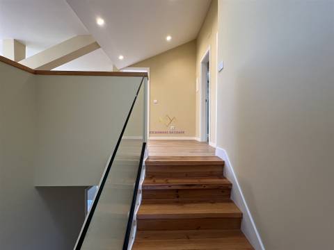 Apartamento T2 Duplex remodelado a estrear, em Massamá