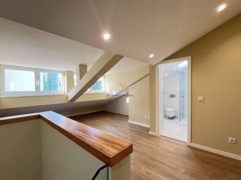 Apartamento T2 Duplex remodelado a estrear, em Massamá