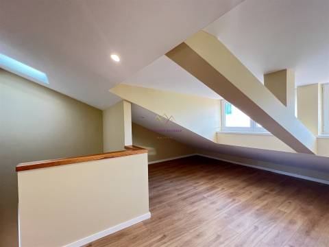 Apartamento T2 Duplex remodelado a estrear, em Massamá