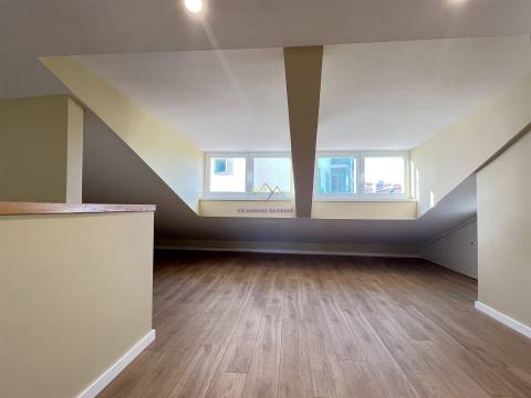 Apartamento T2 Duplex remodelado a estrear, em Massamá