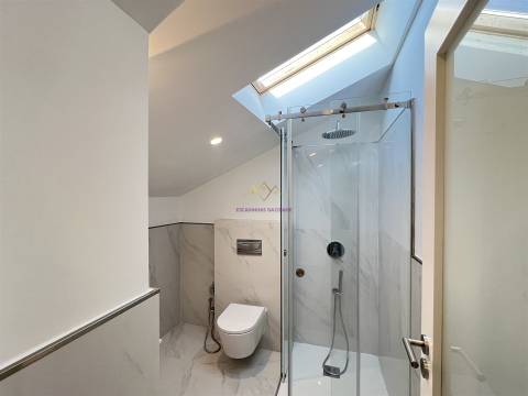 Apartamento T2 Duplex remodelado a estrear, em Massamá