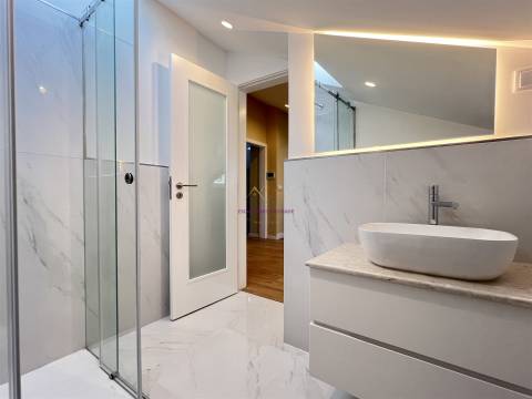 Apartamento T2 Duplex remodelado a estrear, em Massamá