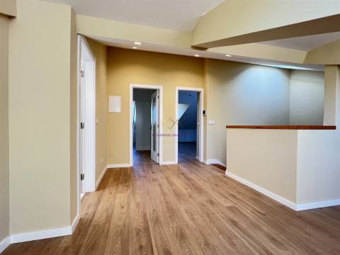 Apartamento T2 Duplex remodelado a estrear, em Massamá