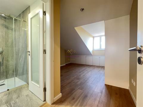 Apartamento T2 Duplex remodelado a estrear, em Massamá