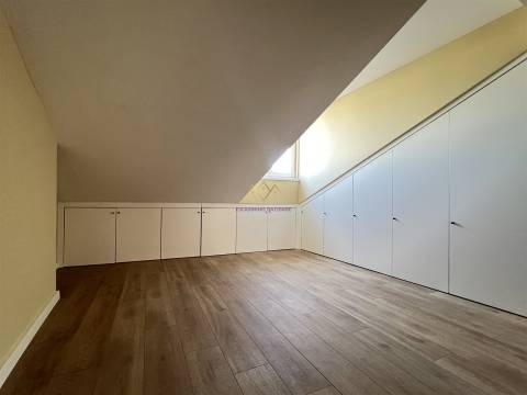 Apartamento T2 Duplex remodelado a estrear, em Massamá