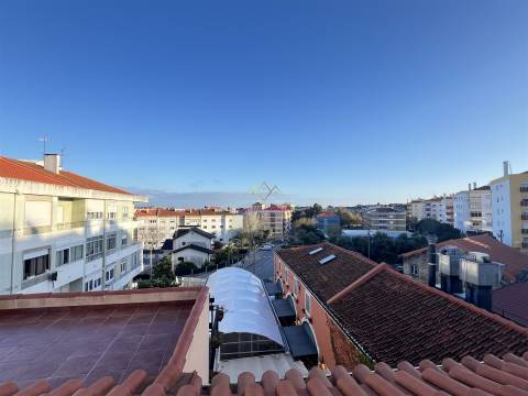 Apartamento T2 Duplex remodelado a estrear, em Massamá