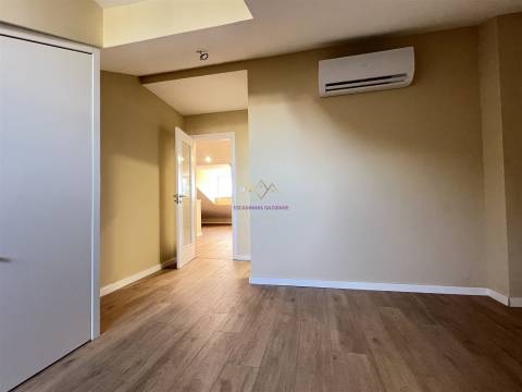 Apartamento T2 Duplex remodelado a estrear, em Massamá