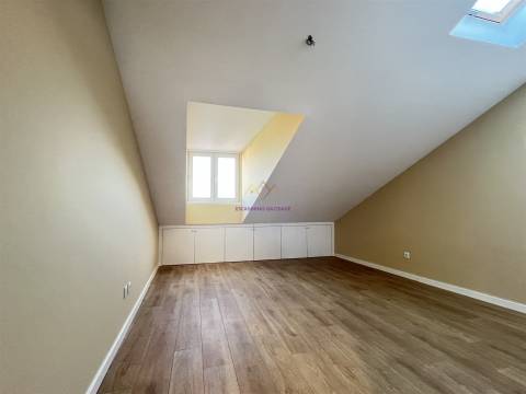 Apartamento T2 Duplex remodelado a estrear, em Massamá