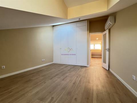 Apartamento T2 Duplex remodelado a estrear, em Massamá