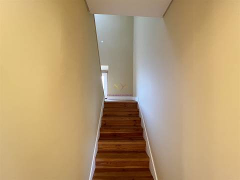 Apartamento T2 Duplex remodelado a estrear, em Massamá