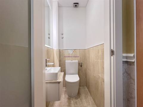 Apartamento T2 Duplex remodelado a estrear, em Massamá