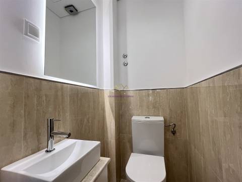 Apartamento T2 Duplex remodelado a estrear, em Massamá