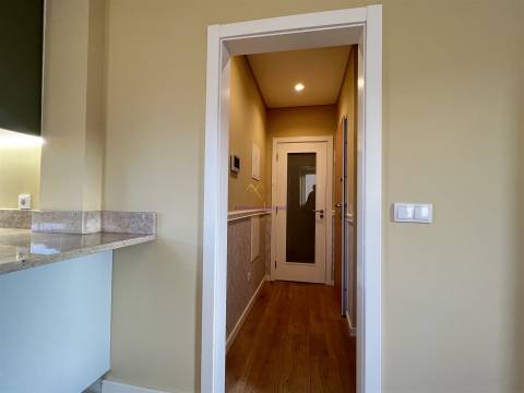 Apartamento T2 Duplex remodelado a estrear, em Massamá