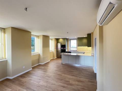 Apartamento T2 Duplex remodelado a estrear, em Massamá