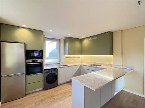 Apartamento T2 Duplex remodelado a estrear, em Massamá