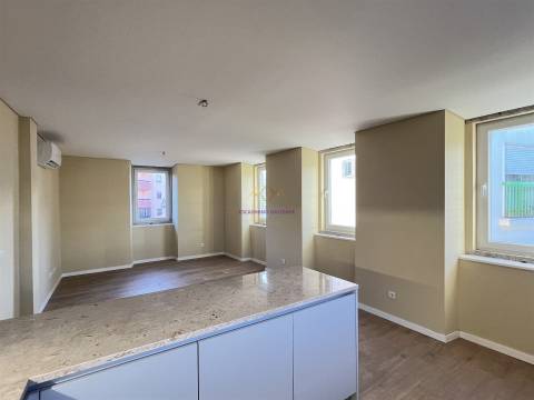 Apartamento T2 Duplex remodelado a estrear, em Massamá