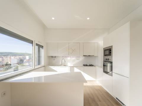 T2 Luminoso com grande varanda e 2 lugares de garagem, em Odivelas