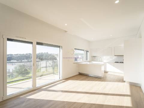 T2 Luminoso com grande varanda e 2 lugares de garagem, em Odivelas