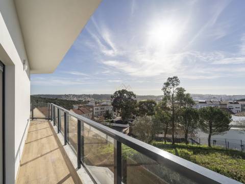 T2 Luminoso com grande varanda e 2 lugares de garagem, em Odivelas