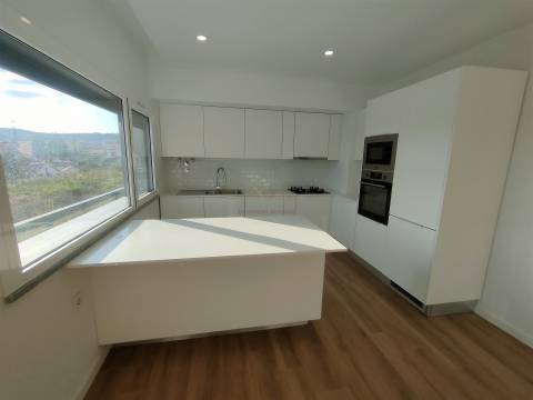 T2 Luminoso com grande varanda e 2 lugares de garagem, em Odivelas