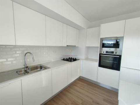 T2 Luminoso com grande varanda e 2 lugares de garagem, em Odivelas