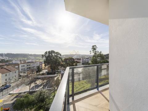 T2 Luminoso com grande varanda e 2 lugares de garagem, em Odivelas