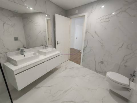 T2 Luminoso com grande varanda e 2 lugares de garagem, em Odivelas