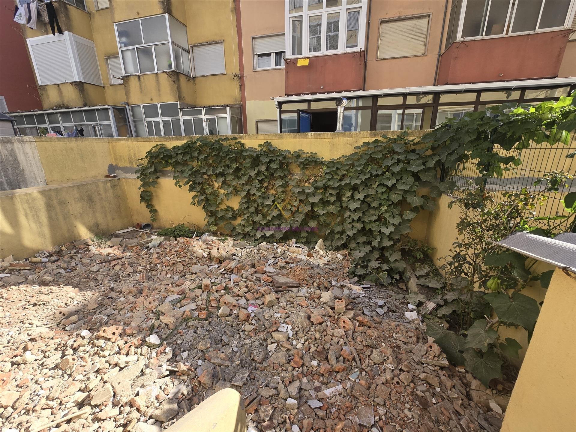 Apartamento com Terraço em Queluz