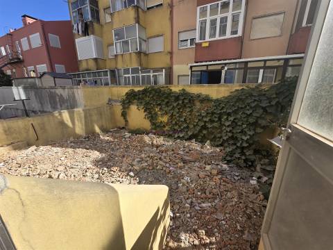 Apartamento com Terraço em Queluz