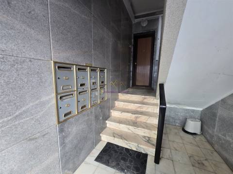 Apartamento com Terraço em Queluz