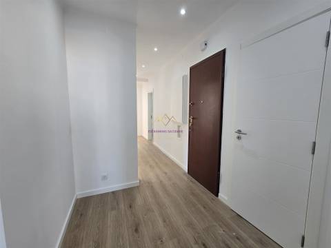 Apartamento com Terraço em Queluz