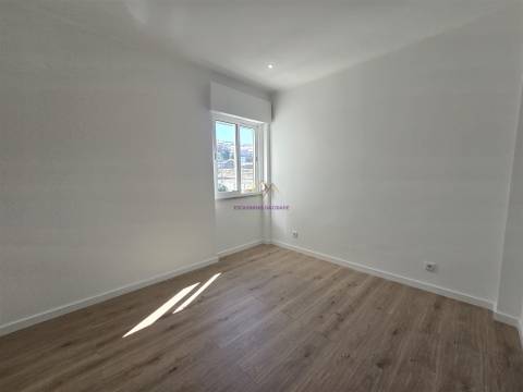 Apartamento com Terraço em Queluz