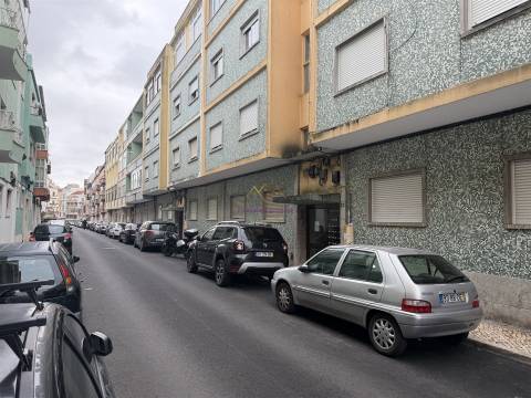 Apartamento com Terraço em Queluz