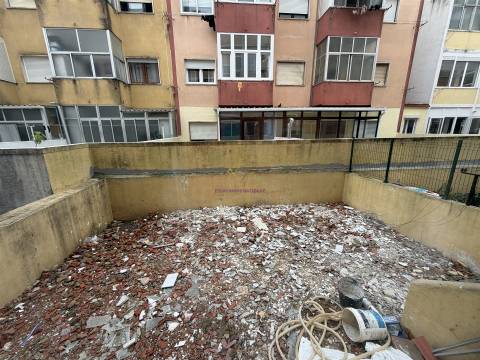 Apartamento com Terraço em Queluz