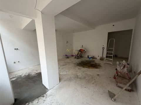 Apartamento com Terraço em Queluz