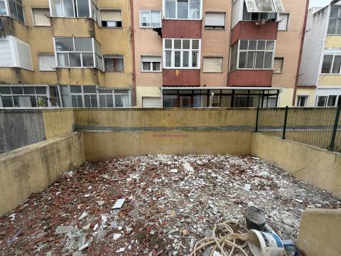 Apartamento com Terraço em Queluz