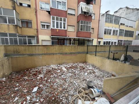 Apartamento com Terraço em Queluz