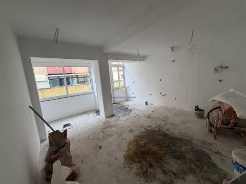 Apartamento com Terraço em Queluz