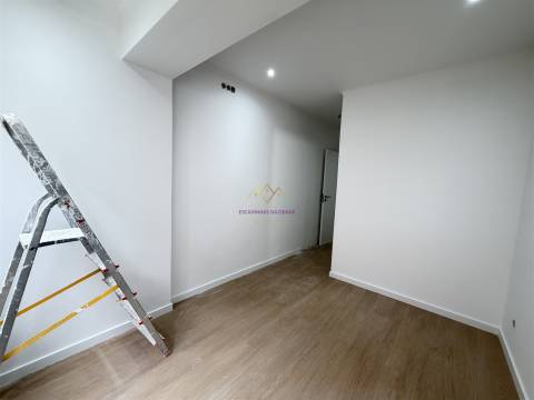 Apartamento com Terraço em Queluz