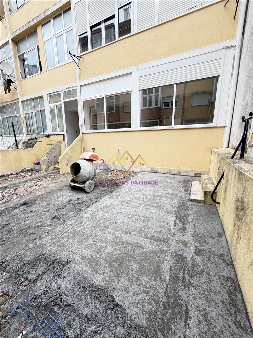 Apartamento com Terraço em Queluz