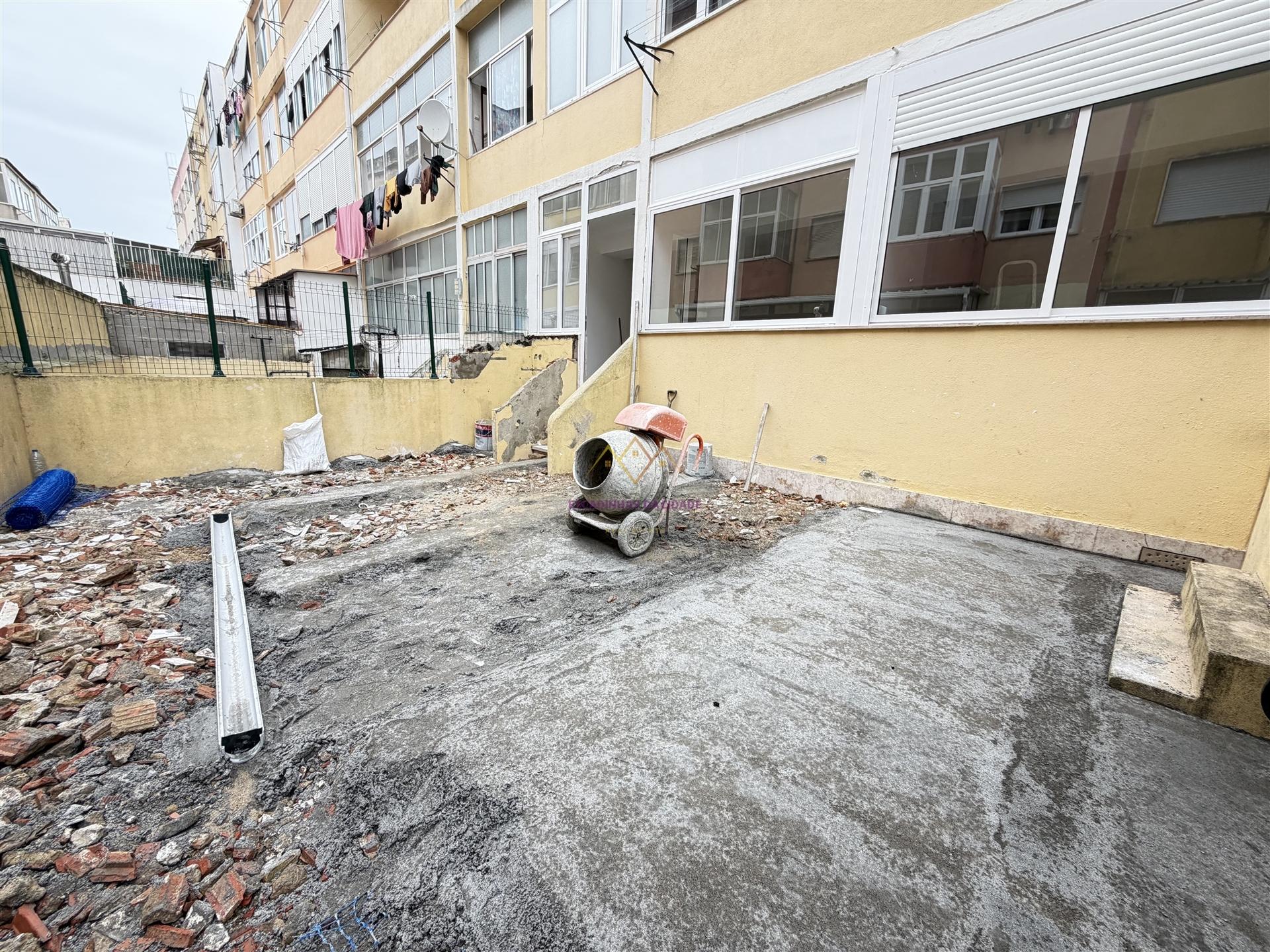 Apartamento com Terraço em Queluz