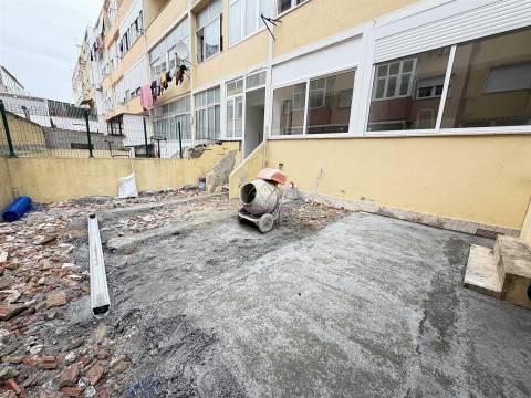 Apartamento com Terraço em Queluz