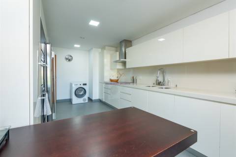 T3 único na Urbanização Terraços da Ponte - vista frontal de rio