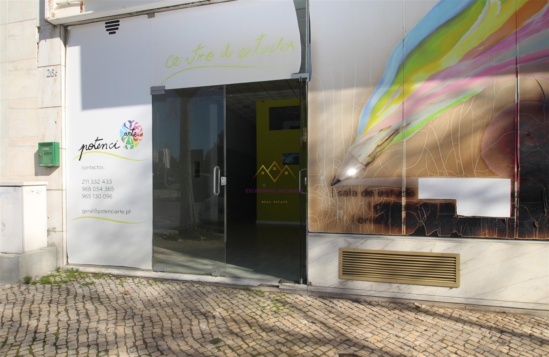 Espaço comercial amplo com grandes montras, próximo metro Lumiar