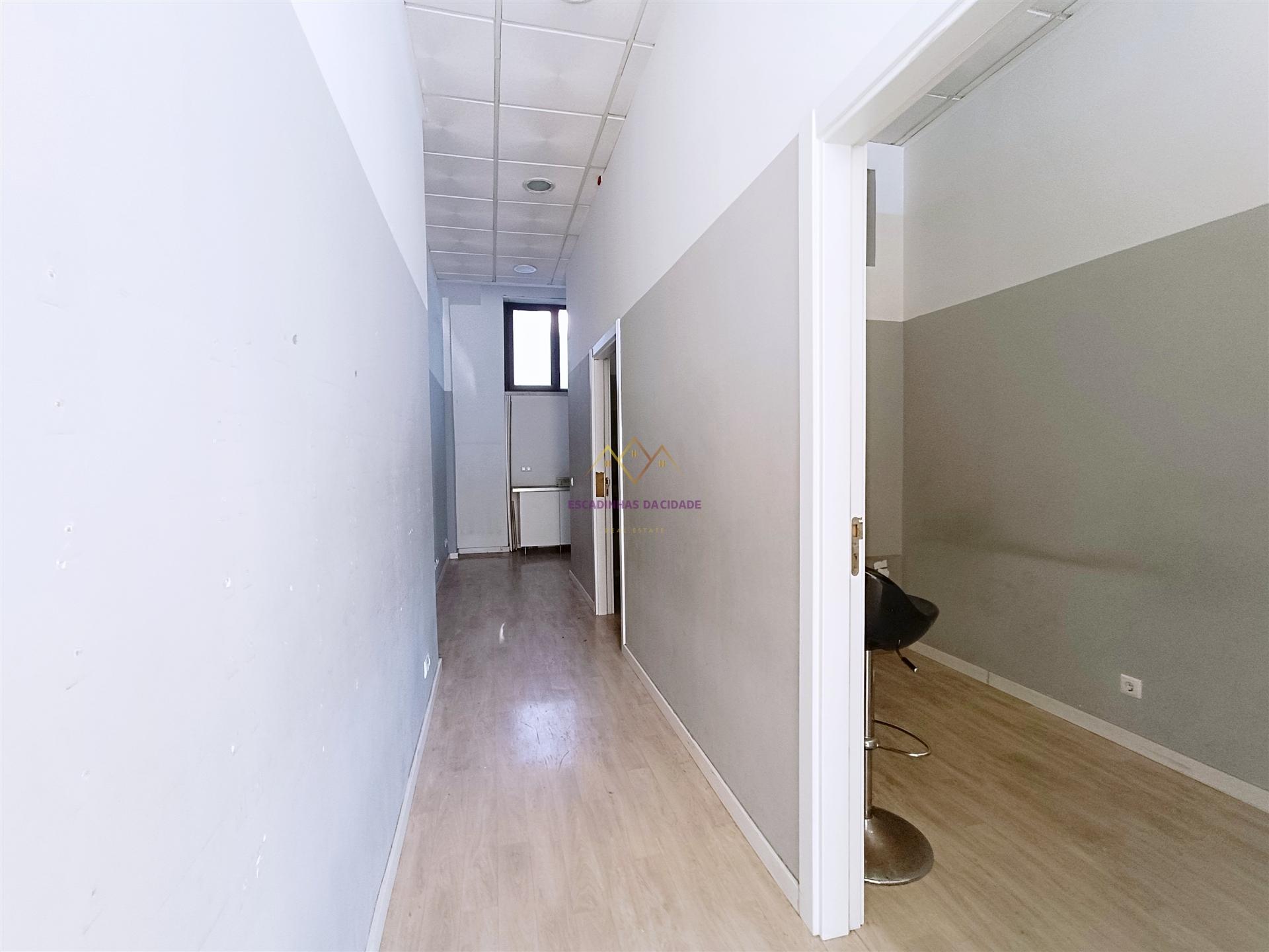 Espaço comercial amplo com grandes montras, próximo metro Lumiar