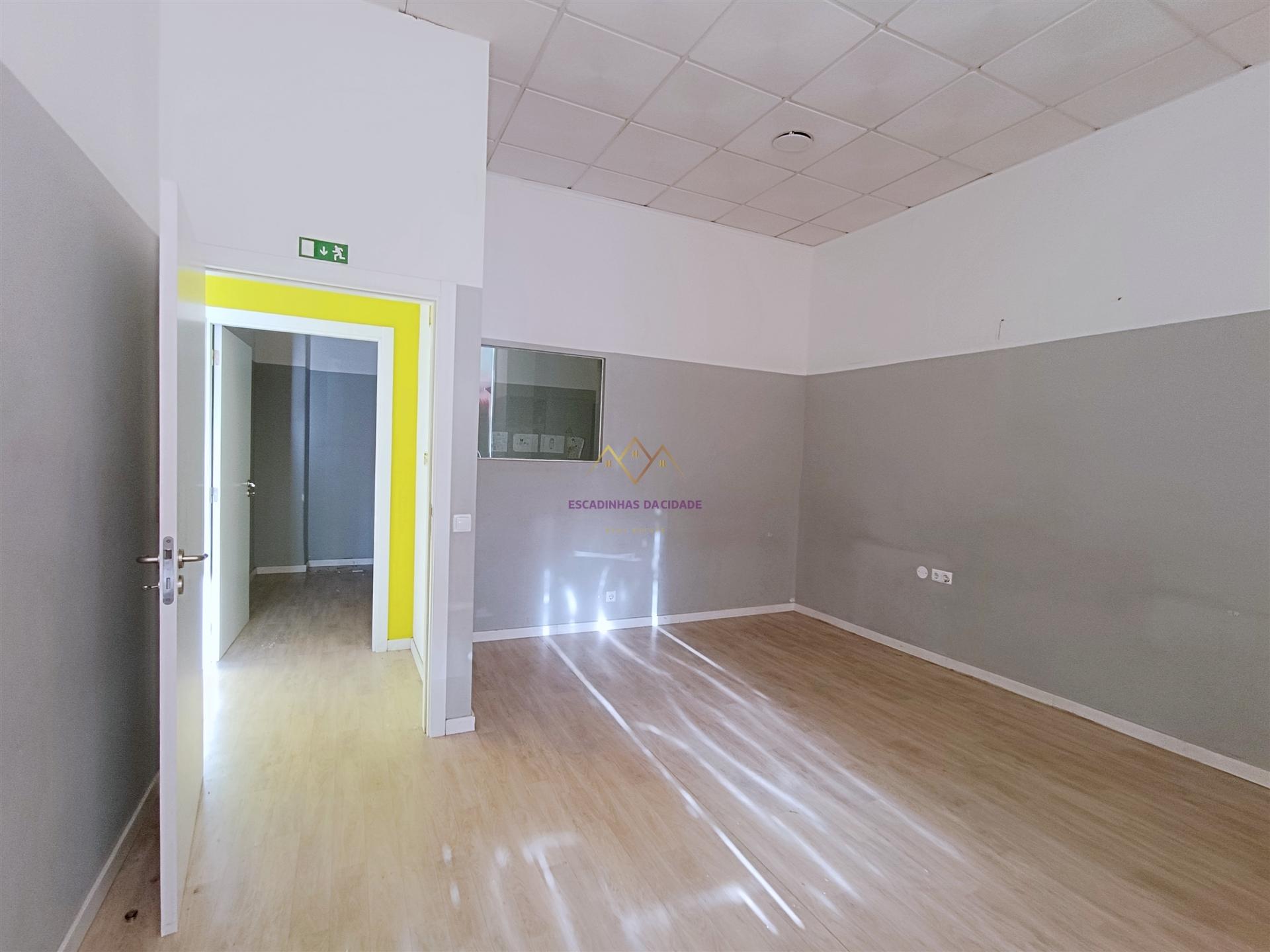 Espaço comercial amplo com grandes montras, próximo metro Lumiar